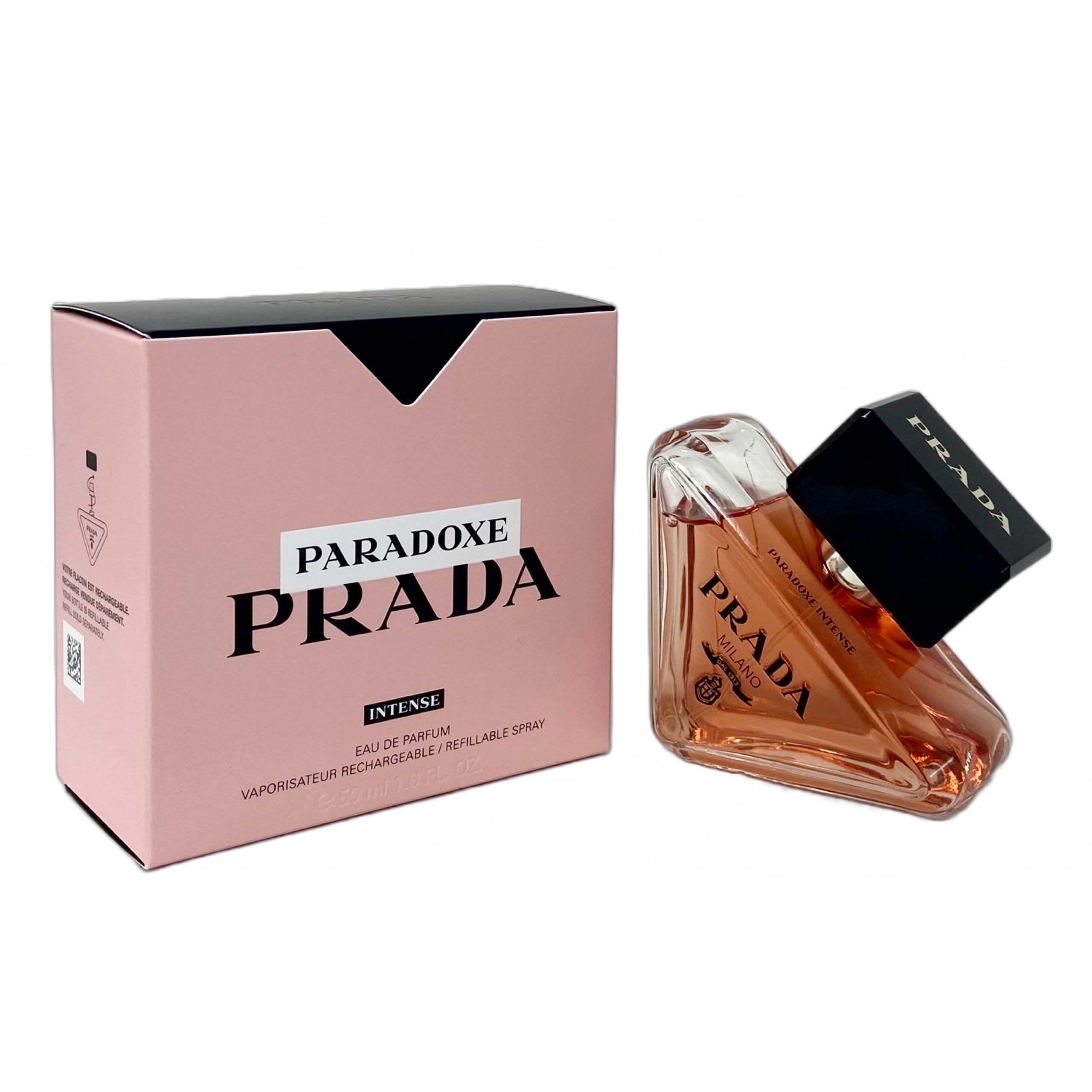 Flacone di profumo e confezione. Flacone con tappo nero, liquido rosa. Confezione rosa con testo nero.