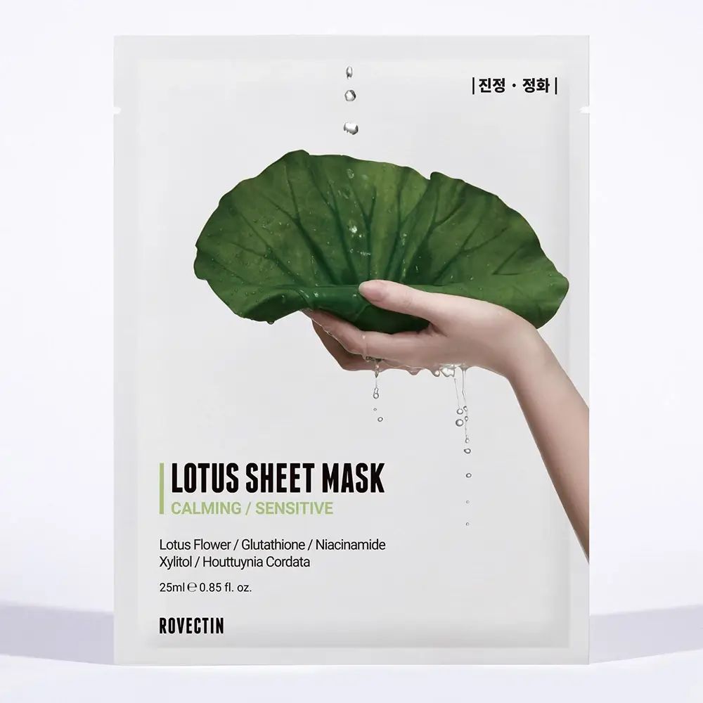 Confezione della maschera in tessuto ROVECTIN Lotus. Confezione bianca con foglia di loto e mano. Nome del prodotto e ingredienti.