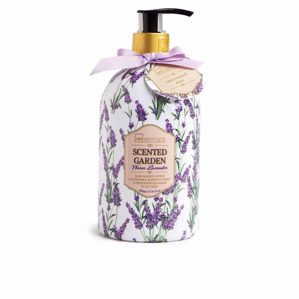 Lozione per il corpo con motivo lavanda. Flacone con dosatore ed etichetta. Fiocco viola. Scritta: Scented Garden.