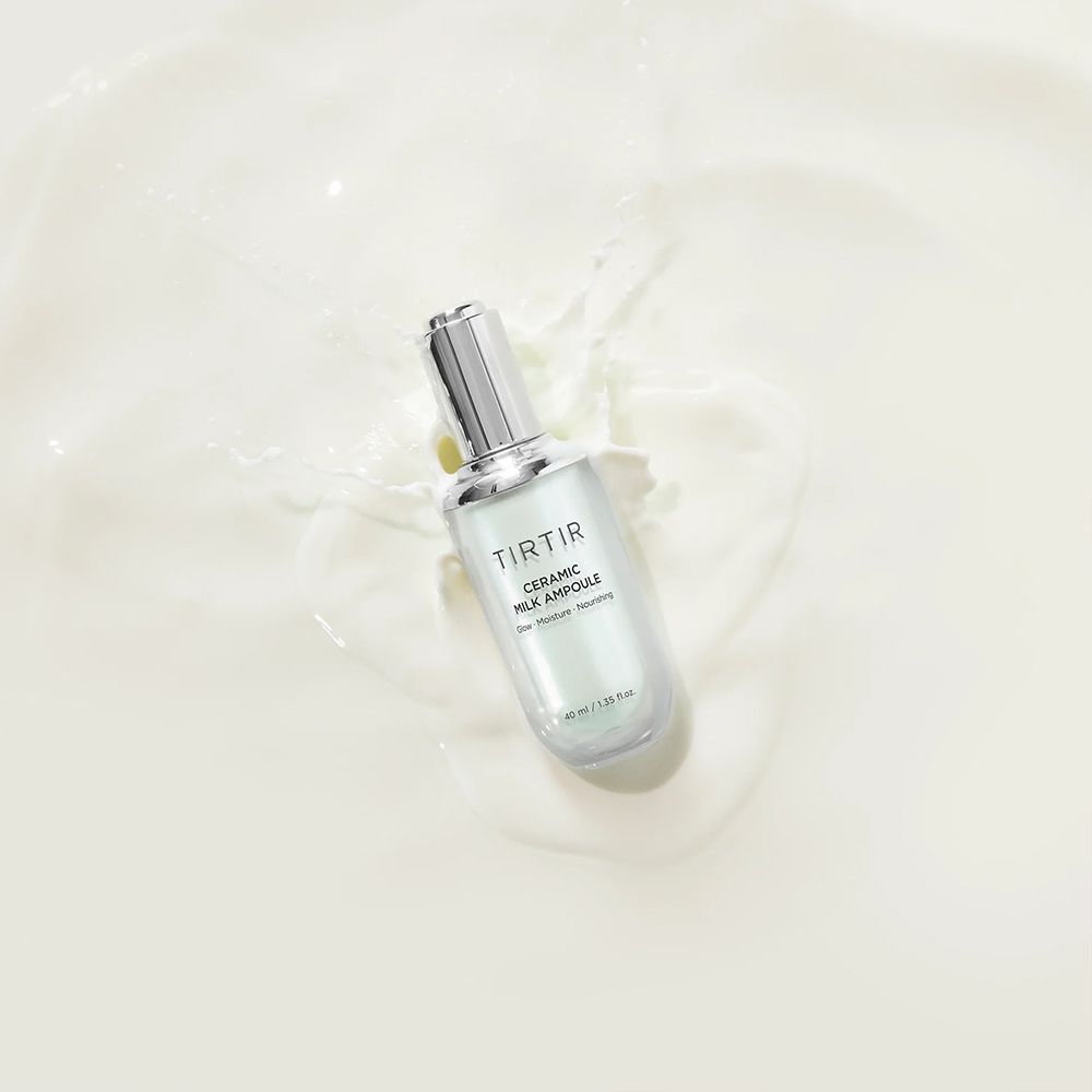 TIRTIR Ceramic Milk Ampoule galleggia in un liquido lattiginoso.