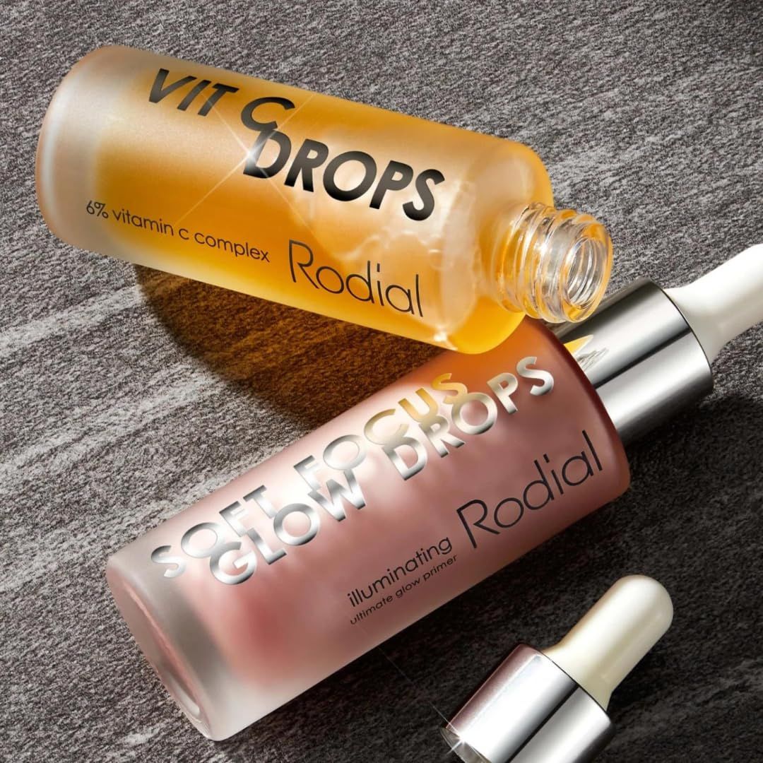 Due flaconi. Testo: VIT DROPS, Rodial. Scritta: 6% Vitamin C Complex. E SOFT FOCUS DROPS.