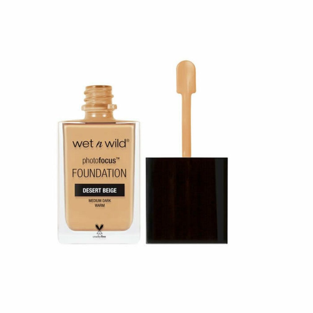 Fondotinta liquido in bottiglia di vetro. Scritta "wet n wild" e "photo focus". Tonalità "Desert Beige". Con applicatore.