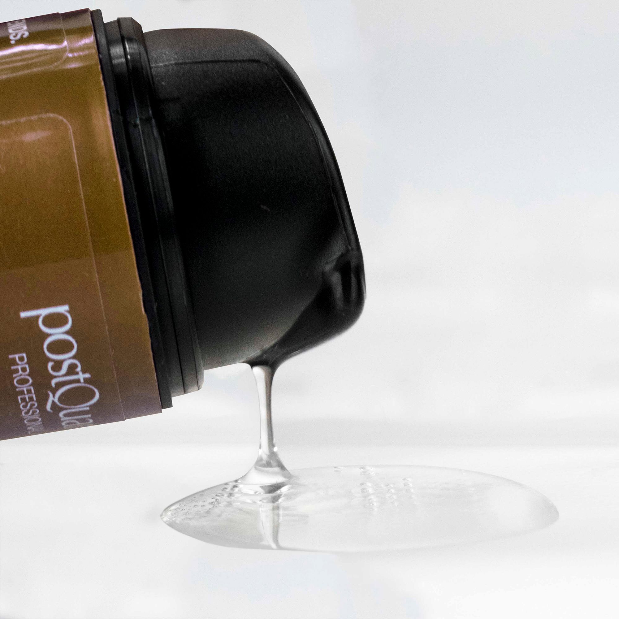 Siero per capelli versato da un flacone. Liquido trasparente. Marchio: Postquam Professional.