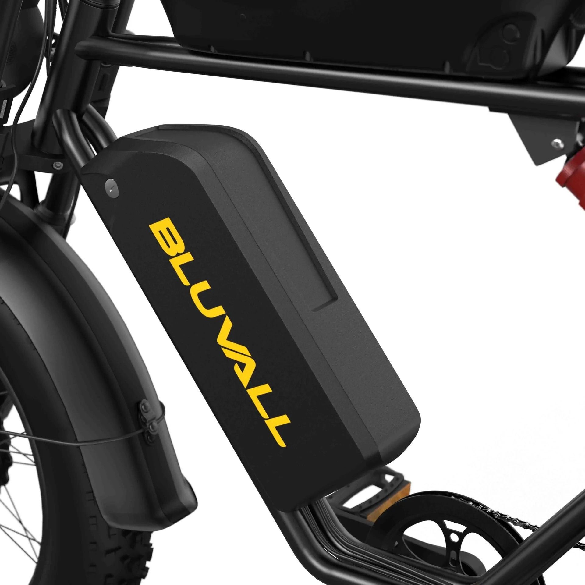 Primo piano della batteria di una mountain bike elettrica nera. Logo BLUVALL giallo.