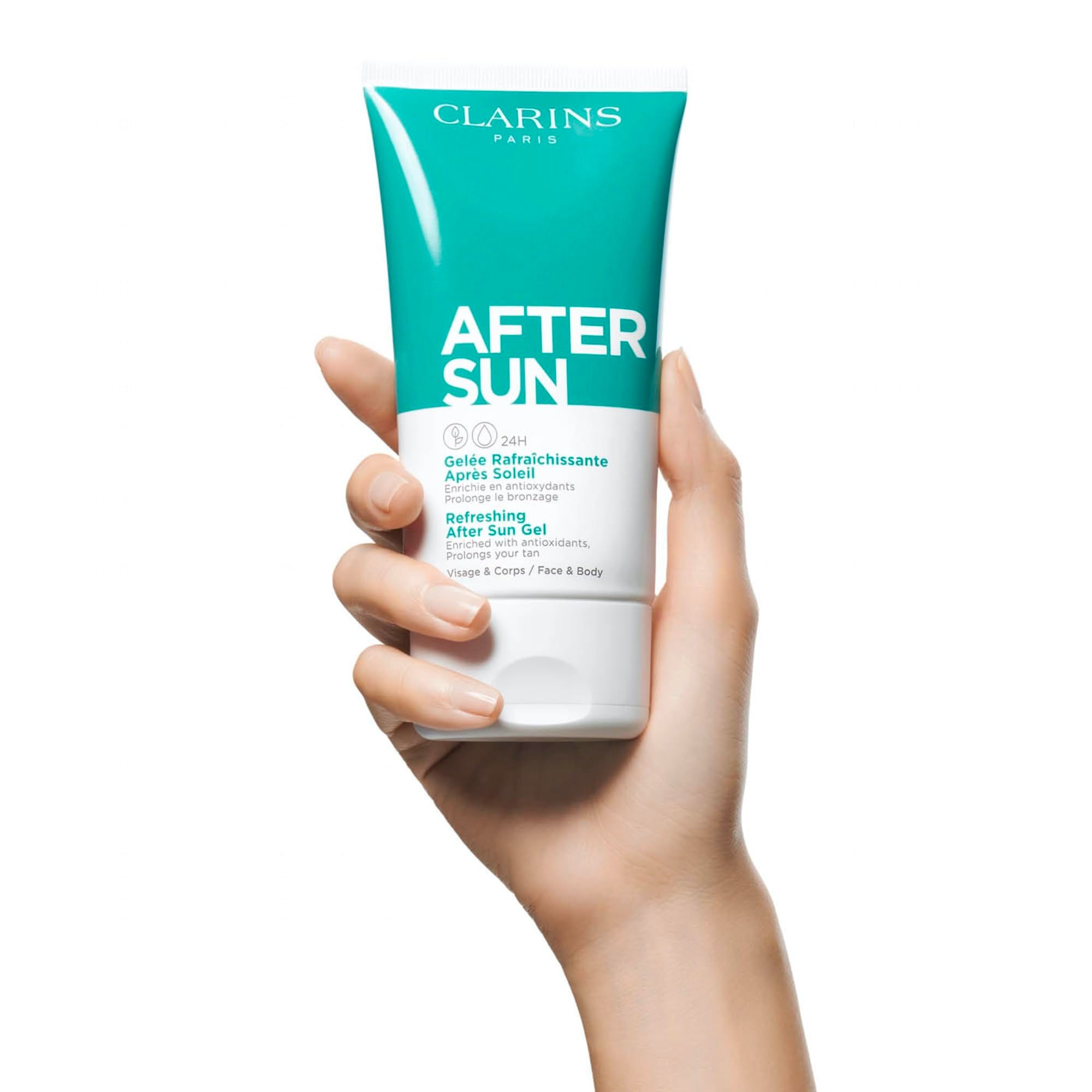Mano che tiene tubo Clarins Gel Après Soleil. Tubo turchese e bianco con testo.