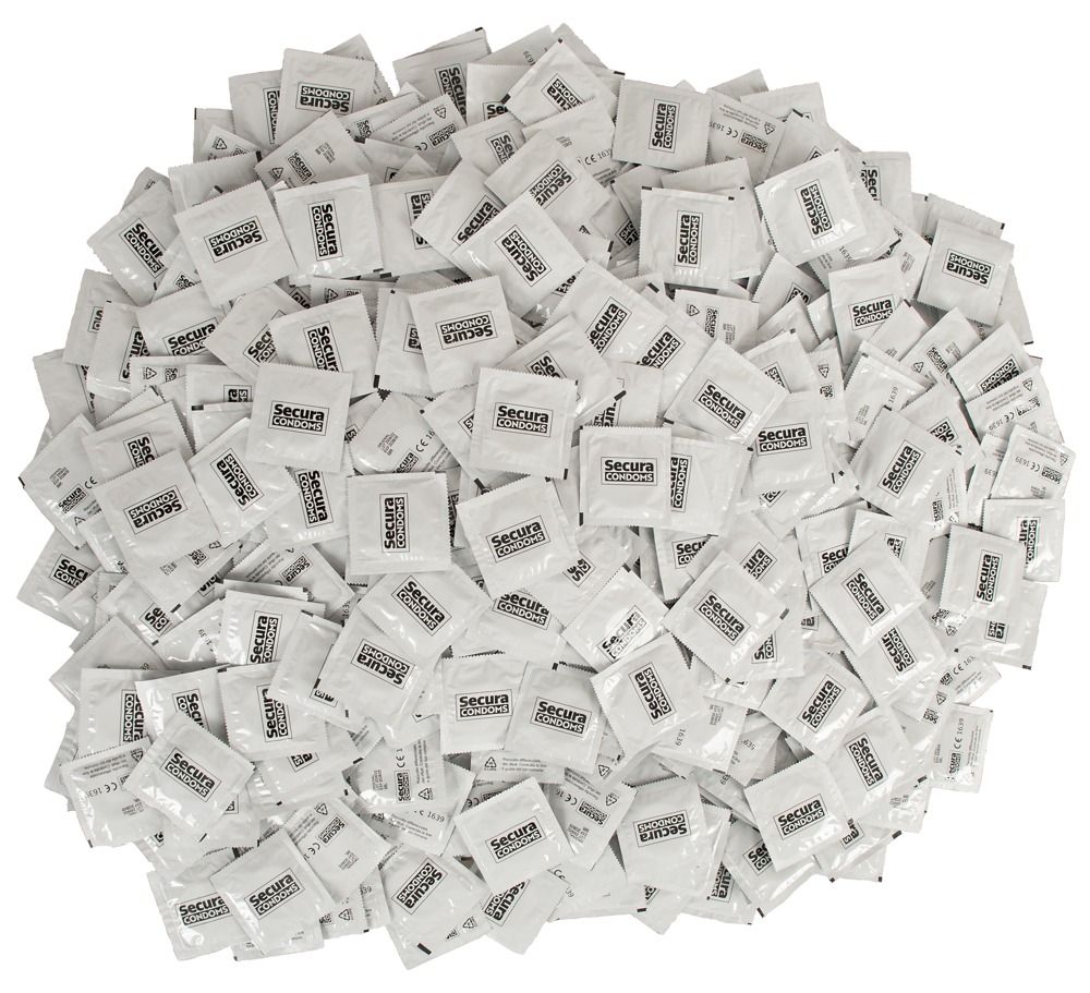 Mucchio di preservativi confezionati singolarmente. Sulle confezioni è scritto "Secura Condoms".