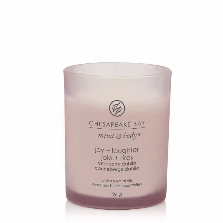 Candela rosa Chesapeake Bay mind & body, joy + laughter, cranberry dahlia. 96 g. Vetro. Oli essenziali.
