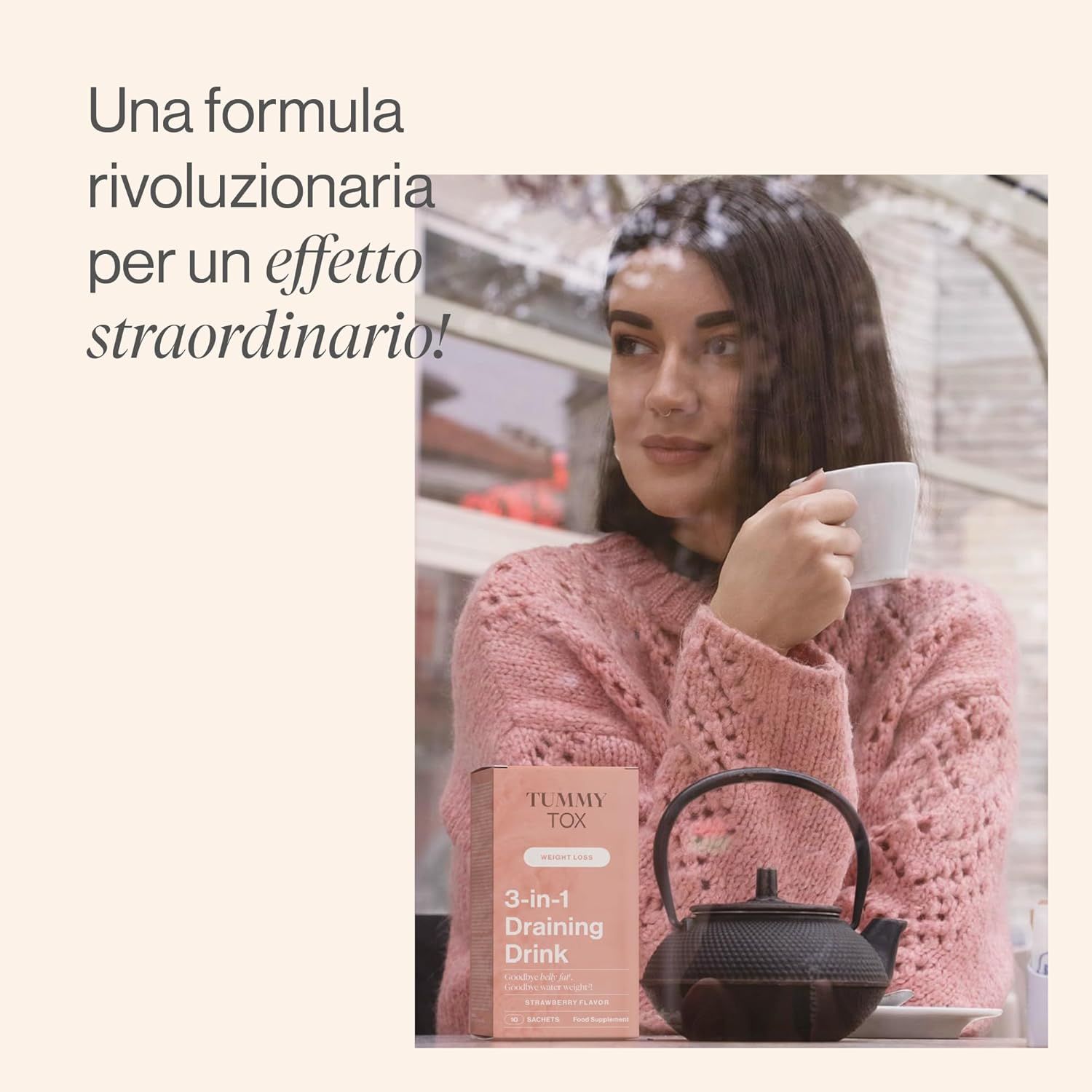 Donna che beve da una tazza. Sul tavolo, una confezione con la scritta Tummy Tox 3-in-1 Draining Drink e una teiera.