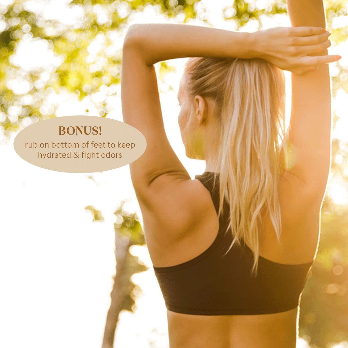 Vista posteriore di una donna che si allunga. Indossa un reggiseno sportivo nero. Luce solare sullo sfondo.