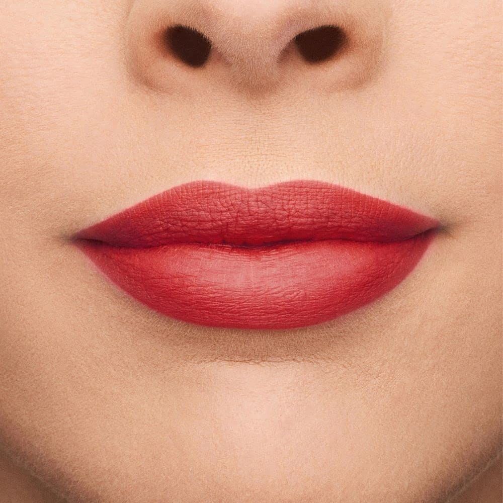 Labbra con rossetto rosso opaco. Primo piano. Contorno labbra definito.