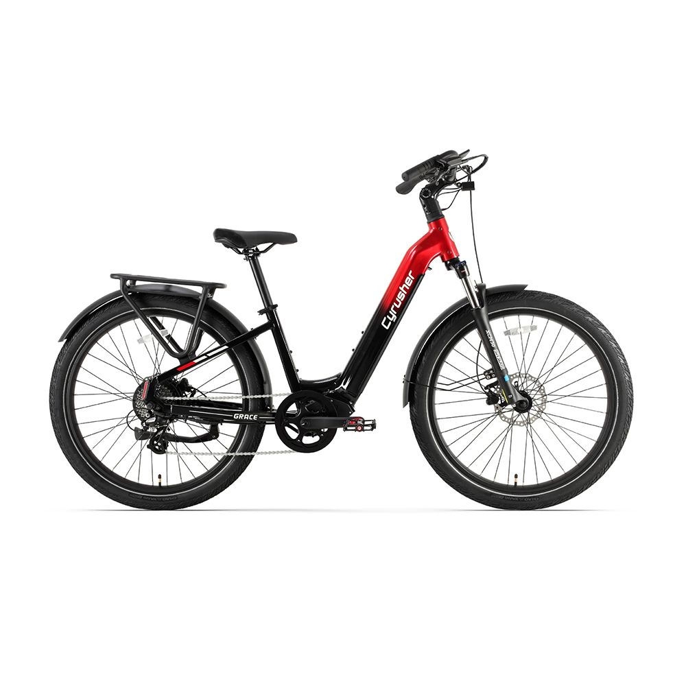 E-bike nera e rossa con logo CYRUSHER. Portapacchi, parafanghi e freni a disco visibili.