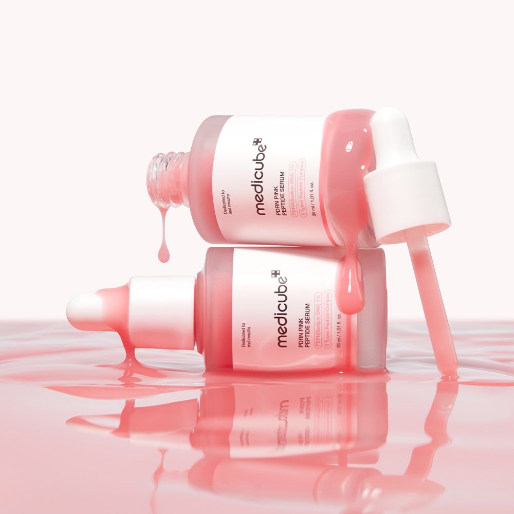 Due flaconi di Medicube PDRN Pink Peptide Serum, uno sovrapposto, con liquido rosa.