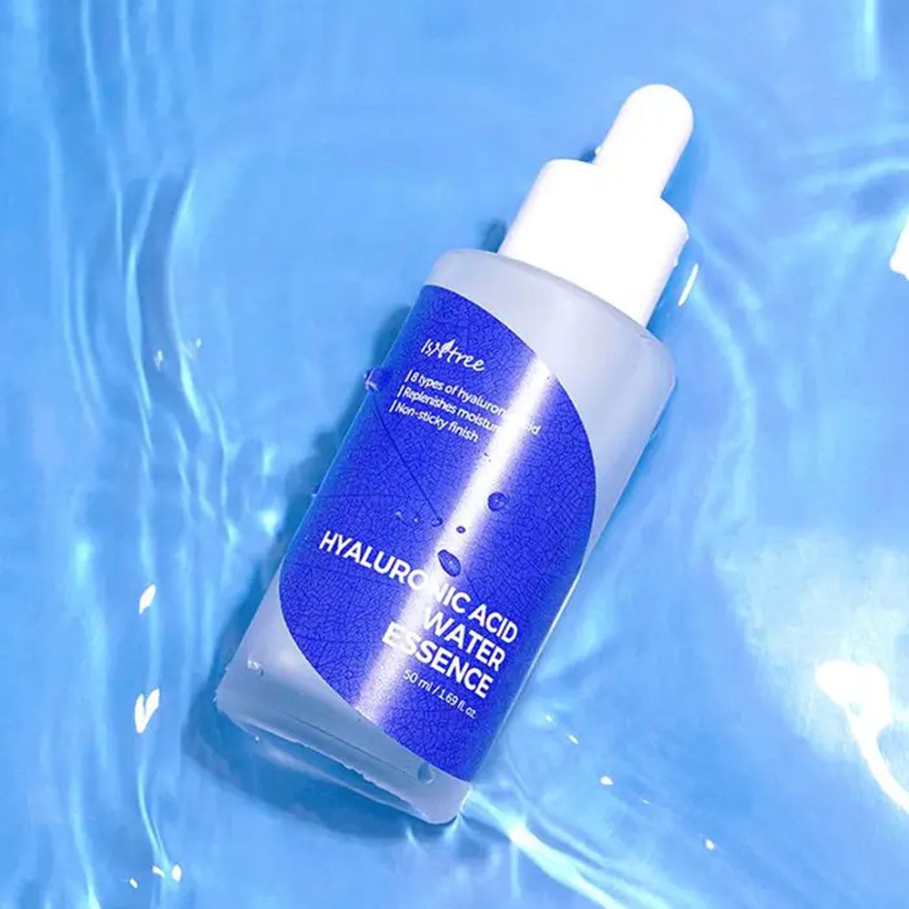 Flacone trasparente con tappo bianco e pipetta. Etichetta blu con testo: Essenza d'acqua all'acido ialuronico. Marca Isntree, in acqua.