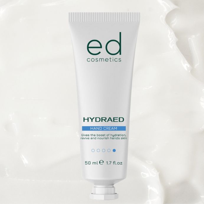Tubo bianco con "ed cosmetics" e "HYDRAED HAND CREAM". Crema su sfondo bianco. 50 ml.
