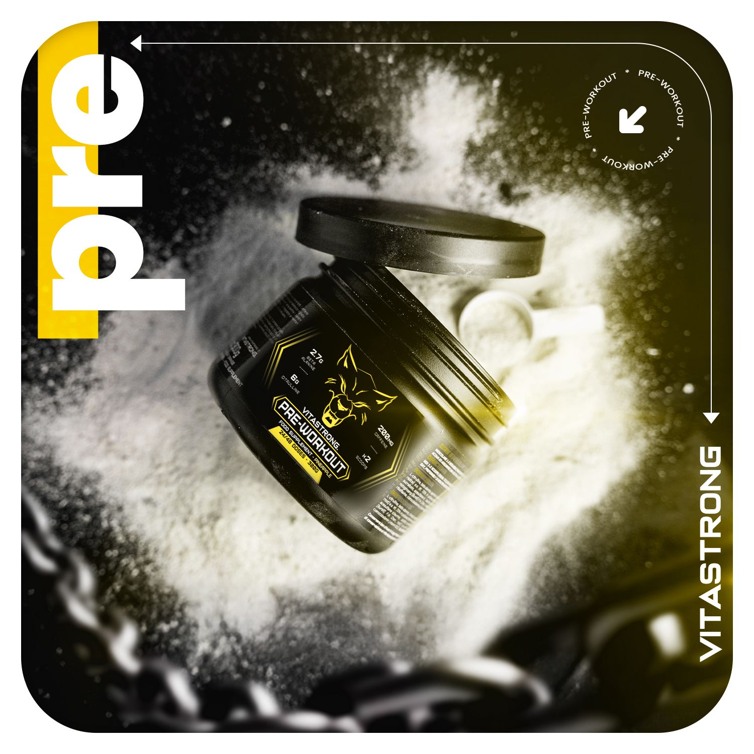 Barattolo nero con polvere. Testo: Pre-Workout. Prodotto: Vitastrong Pre-Workout. Cucchiaio.