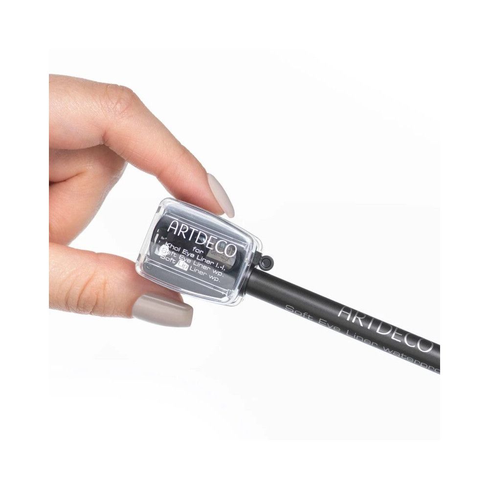 Temperino nero con coperchio trasparente. Sul coperchio è scritto "ARTDECO". Viene tenuta una matita per eyeliner nera.