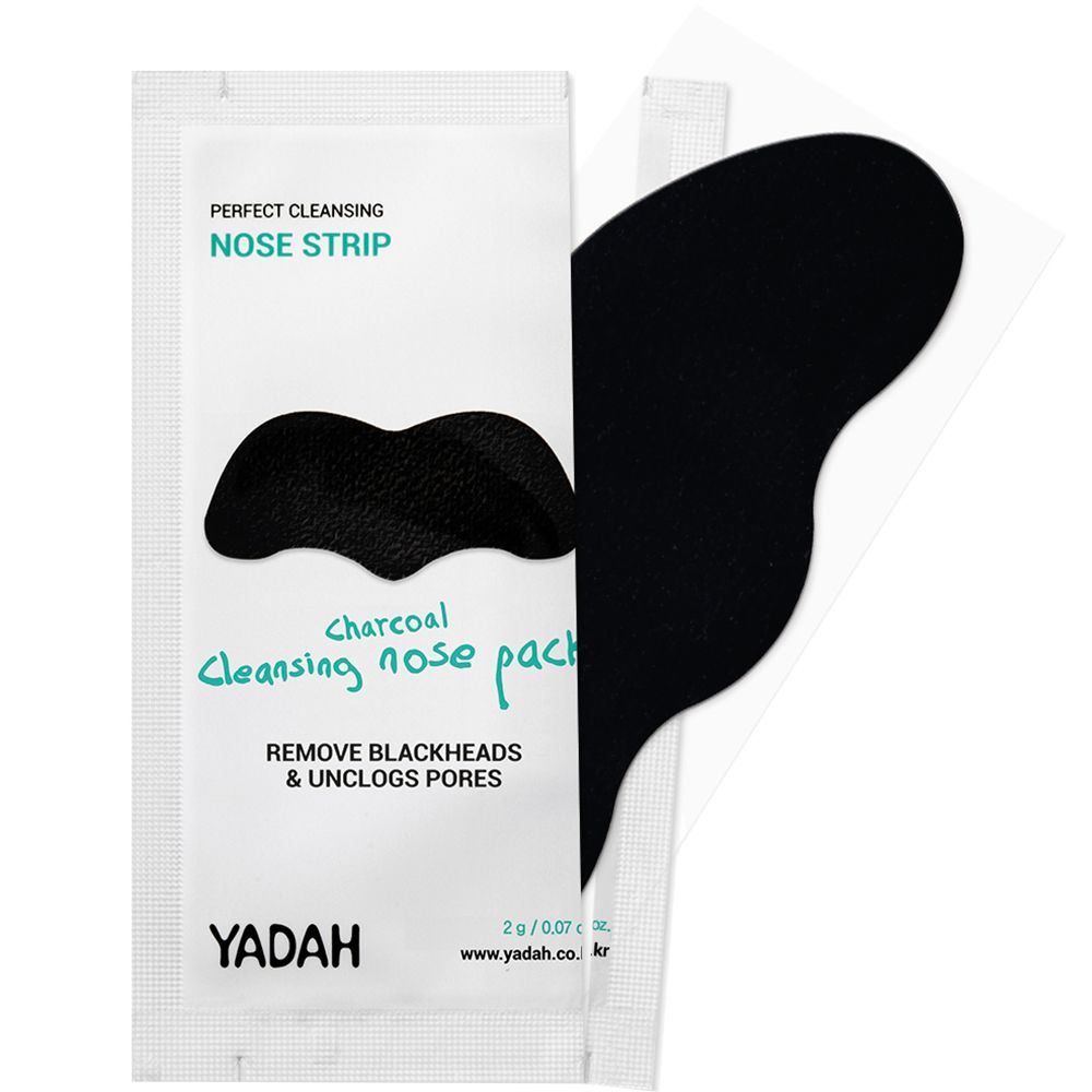 Confezione con cerotto nasale parzialmente aperta. Cerotto nasale nero visibile. Testo: YADAH, Charcoal Cleansing Nose Pack, rimuove i punti neri.