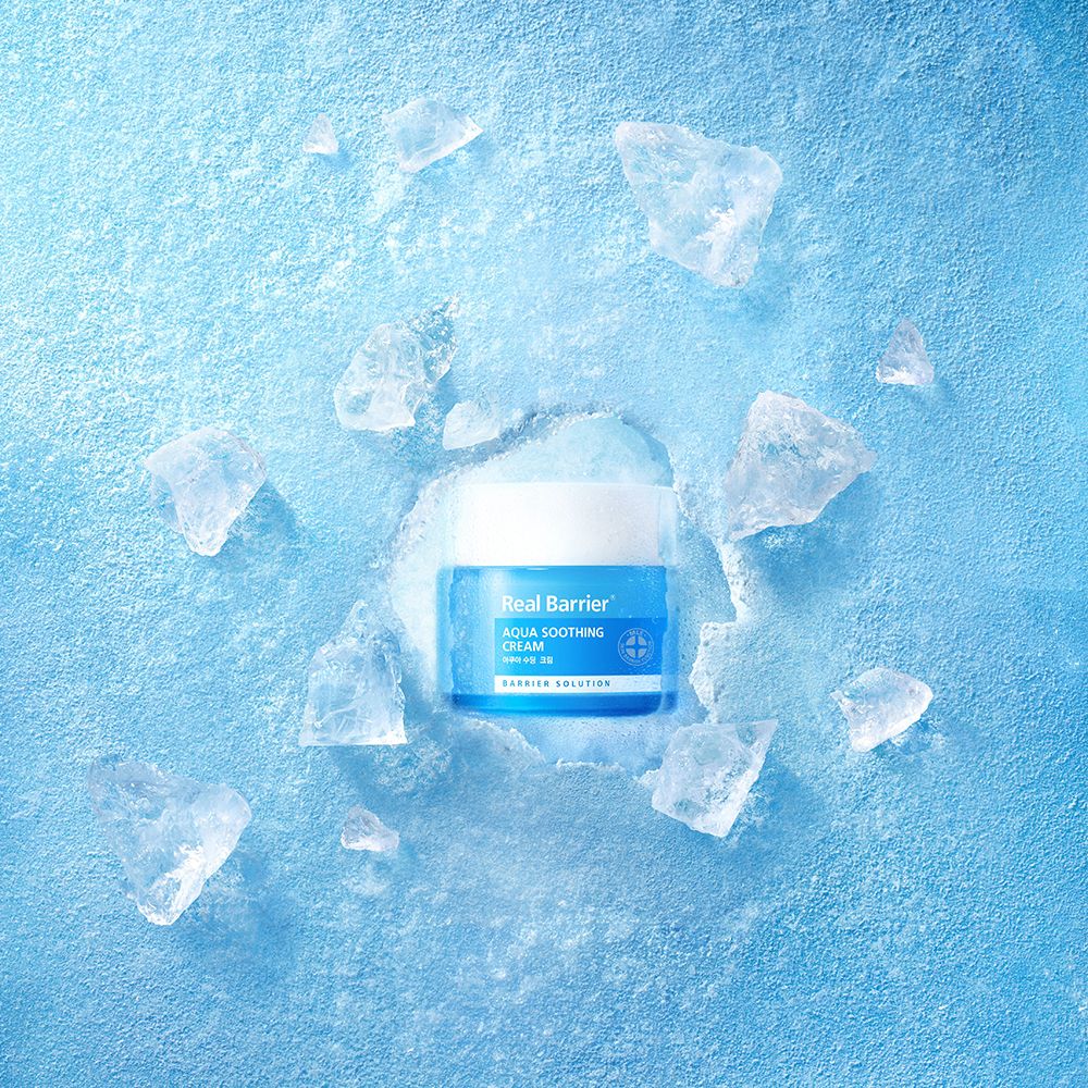 Vasetto di crema blu circondato da pezzi di ghiaccio. Scritta: Real Barrier Aqua Soothing Cream.
