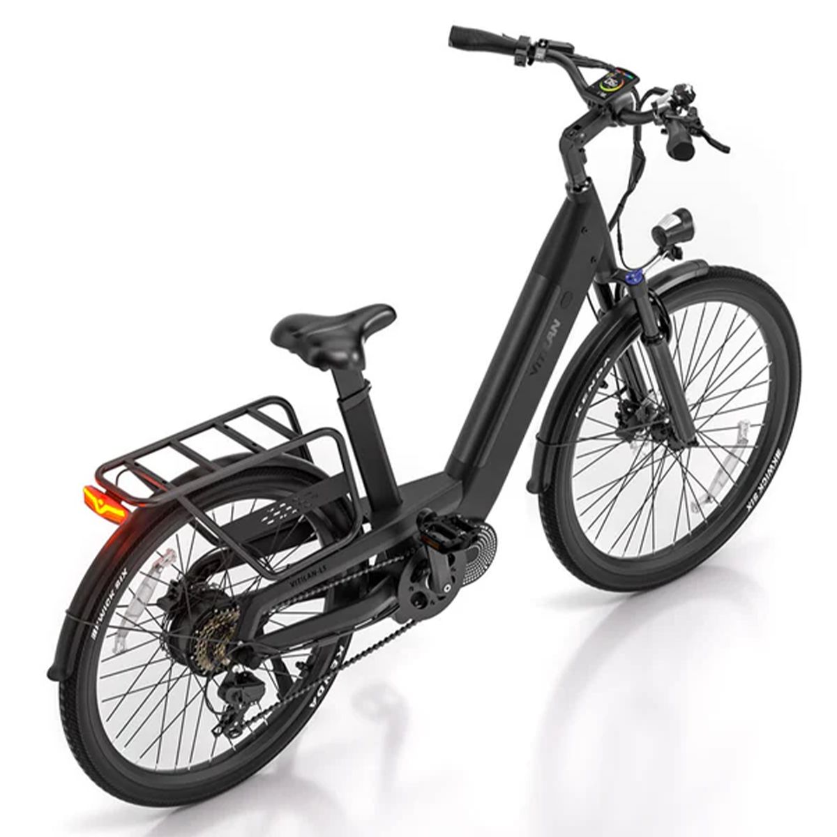 E-bike nera, vista posteriore. Portapacchi, fanale posteriore e pneumatici Kenda visibili.
