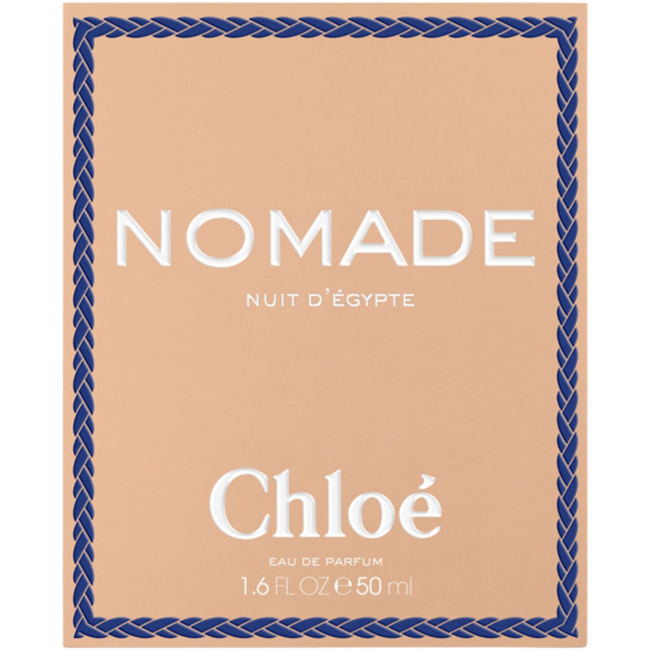 Confezione con nome del prodotto e logo. Sfondo beige con cornice blu intrecciata. Testo: Nomade Nuit d'Egypte, Chloé, 1.6 FL OZ e 50 ml.