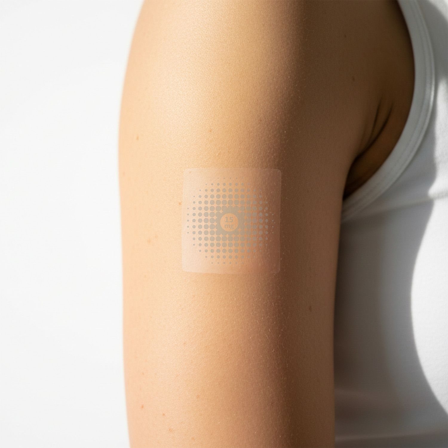 Cerotto quadrato su un braccio. Il cerotto ha un motivo circolare centrale.