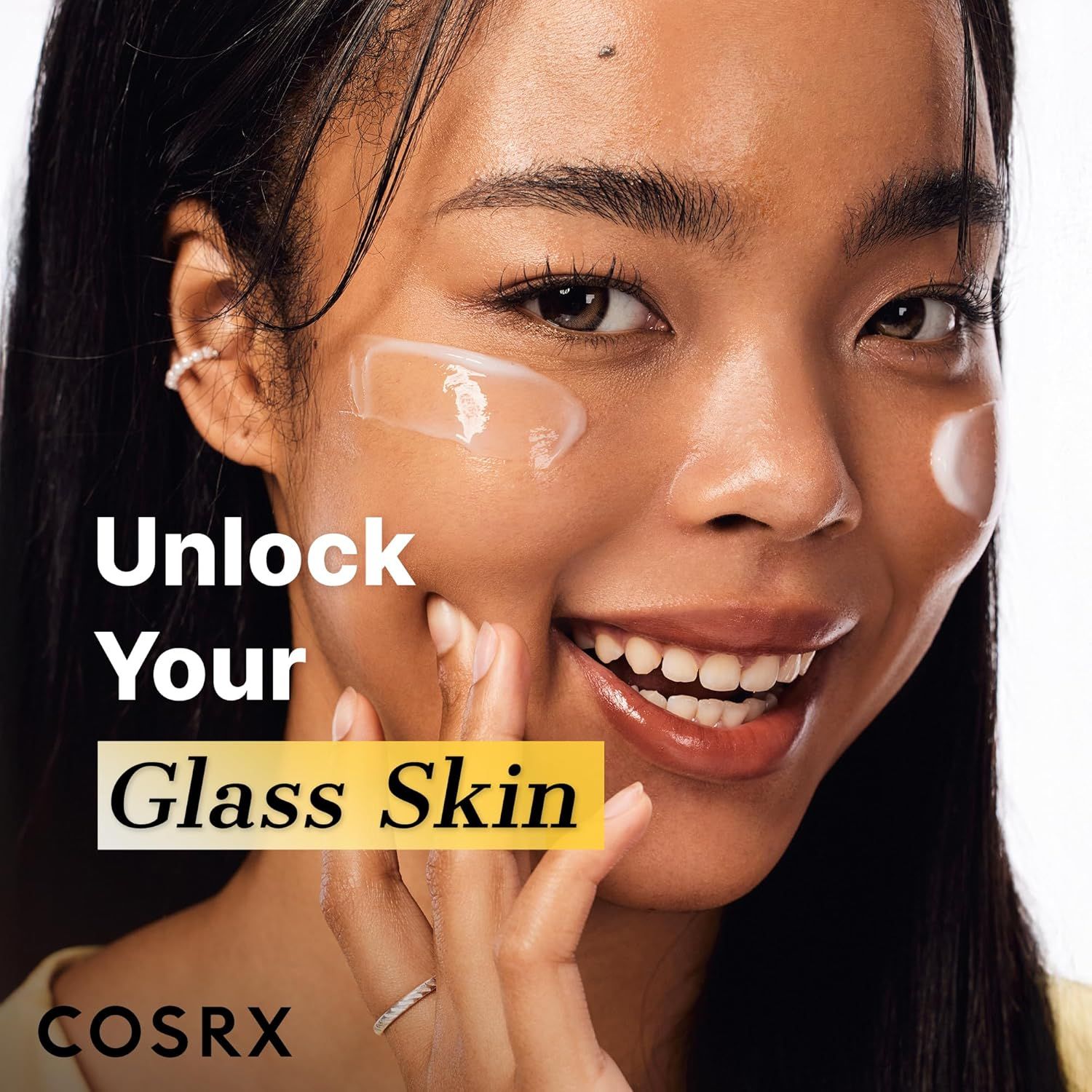 Donna con crema sul viso. Testo: Unlock Your Glass Skin. Marchio: COSRX.