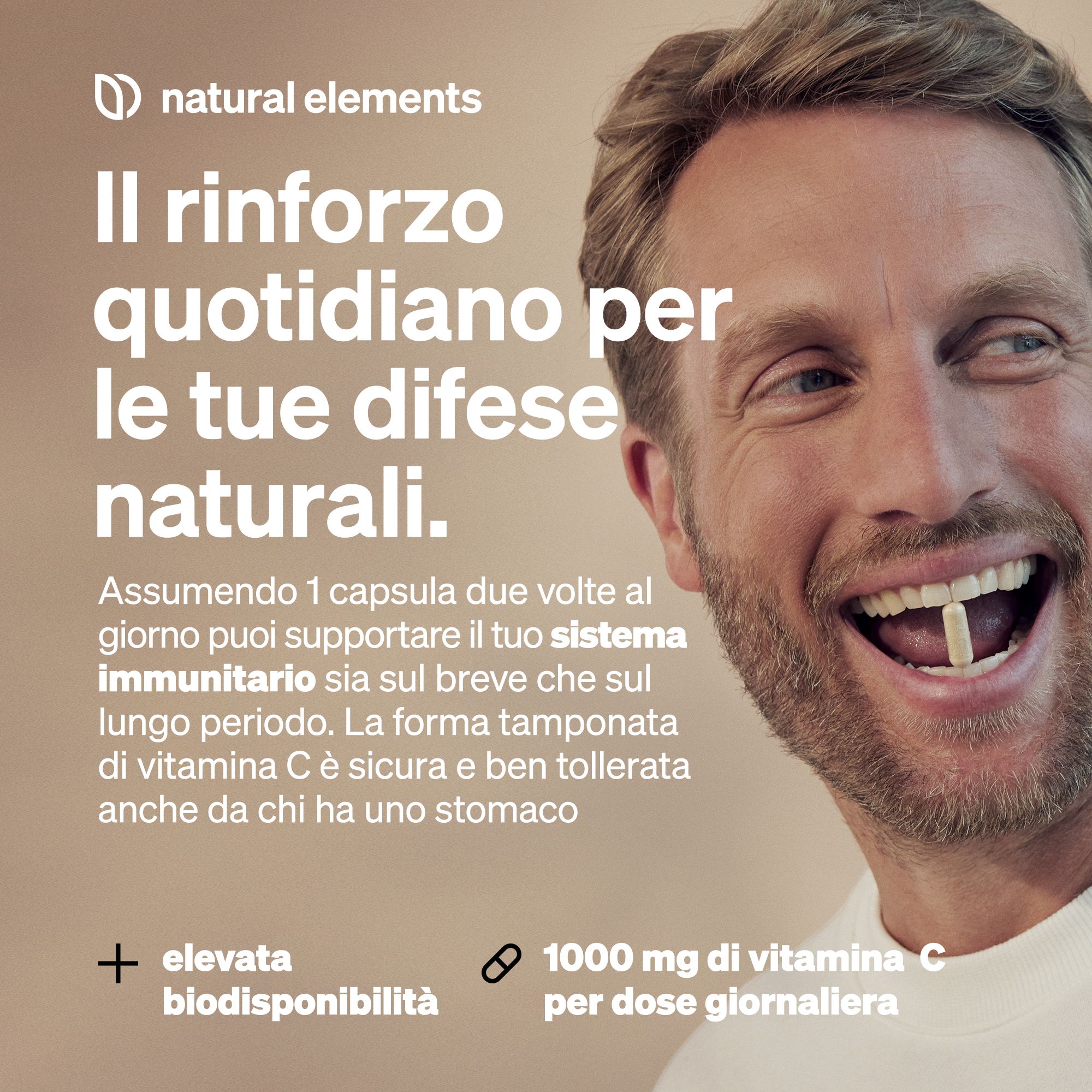 Uomo sorridente che tiene una capsula di Vitamina C. Testo sul supporto quotidiano del sistema immunitario.
