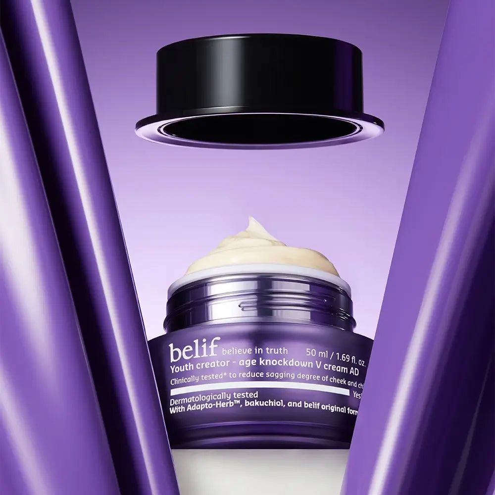 Belif Youth Creator Age Knockdown V Cream in un vasetto viola aperto con coperchio nero sopra.