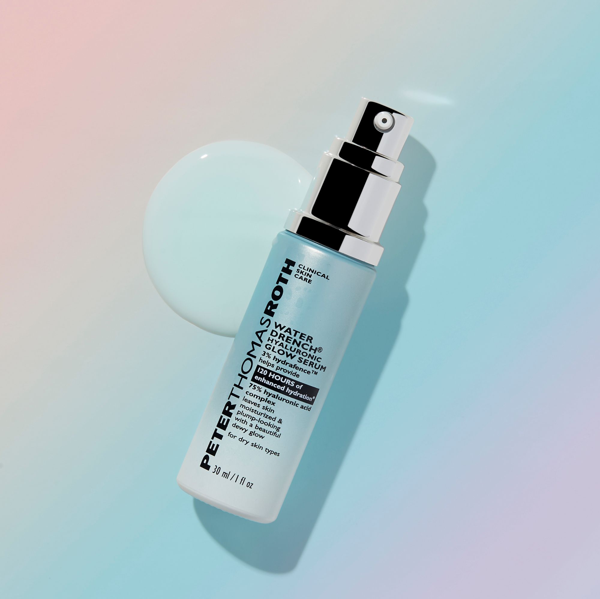 Flacone di siero con erogatore spray e gocce di siero. Scritta: Peter Thomas Roth Water Drench® Hyaluronic Glow Serum.
