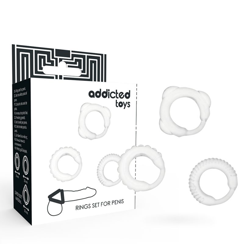 Confezione e tre anelli per pene trasparenti con diverse texture, fluttuanti su sfondo bianco.