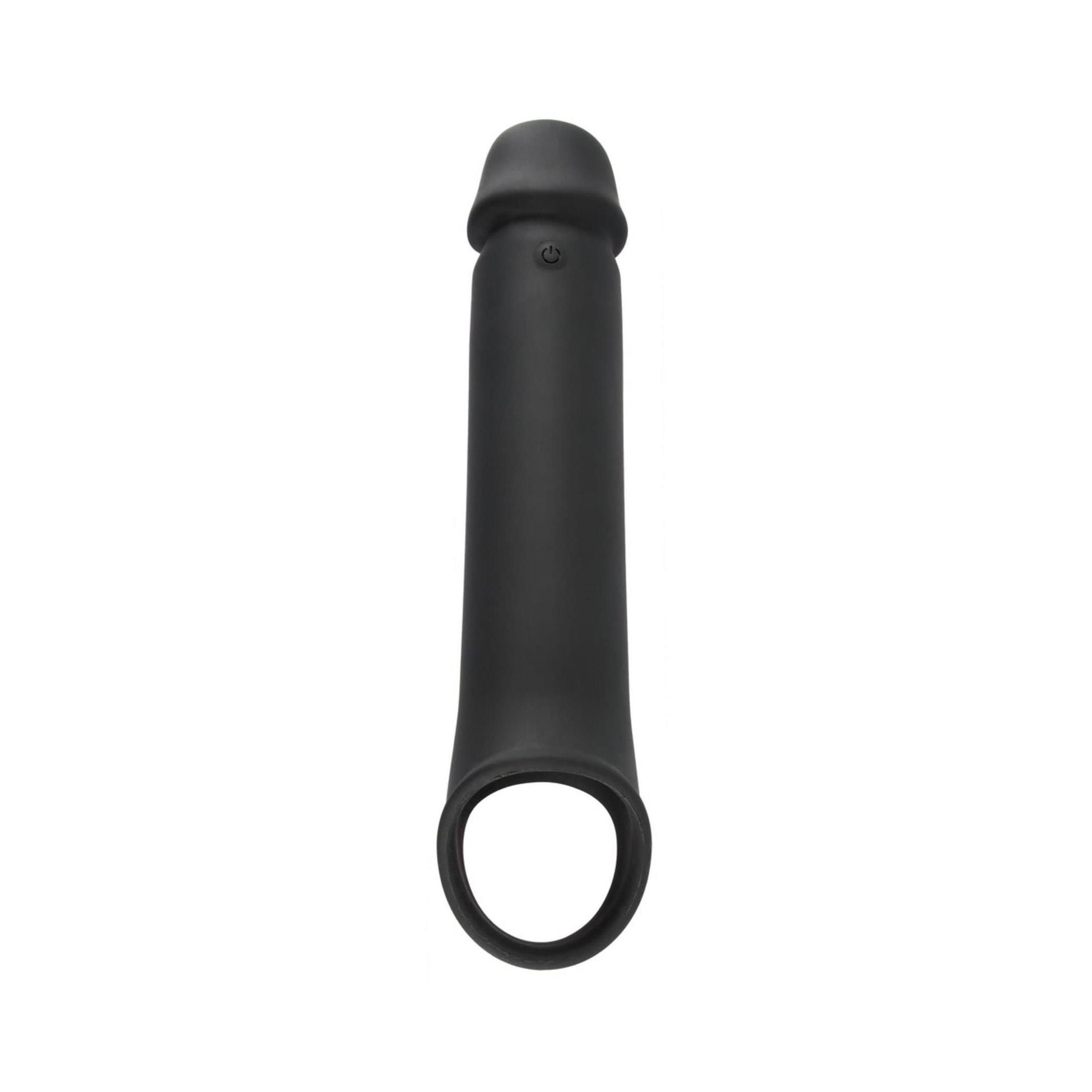 Rivestimento per pene nero con anello per le palle. Il rivestimento è di forma allungata con un anello all'estremità. Un pulsante è visibile.