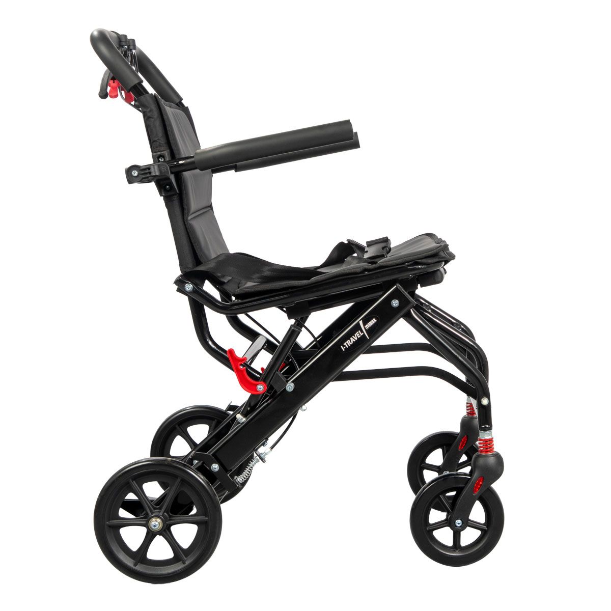Sedia a rotelle nera con quattro ruote, braccioli e poggiapiedi. Leva rossa. Logo I-Travel.