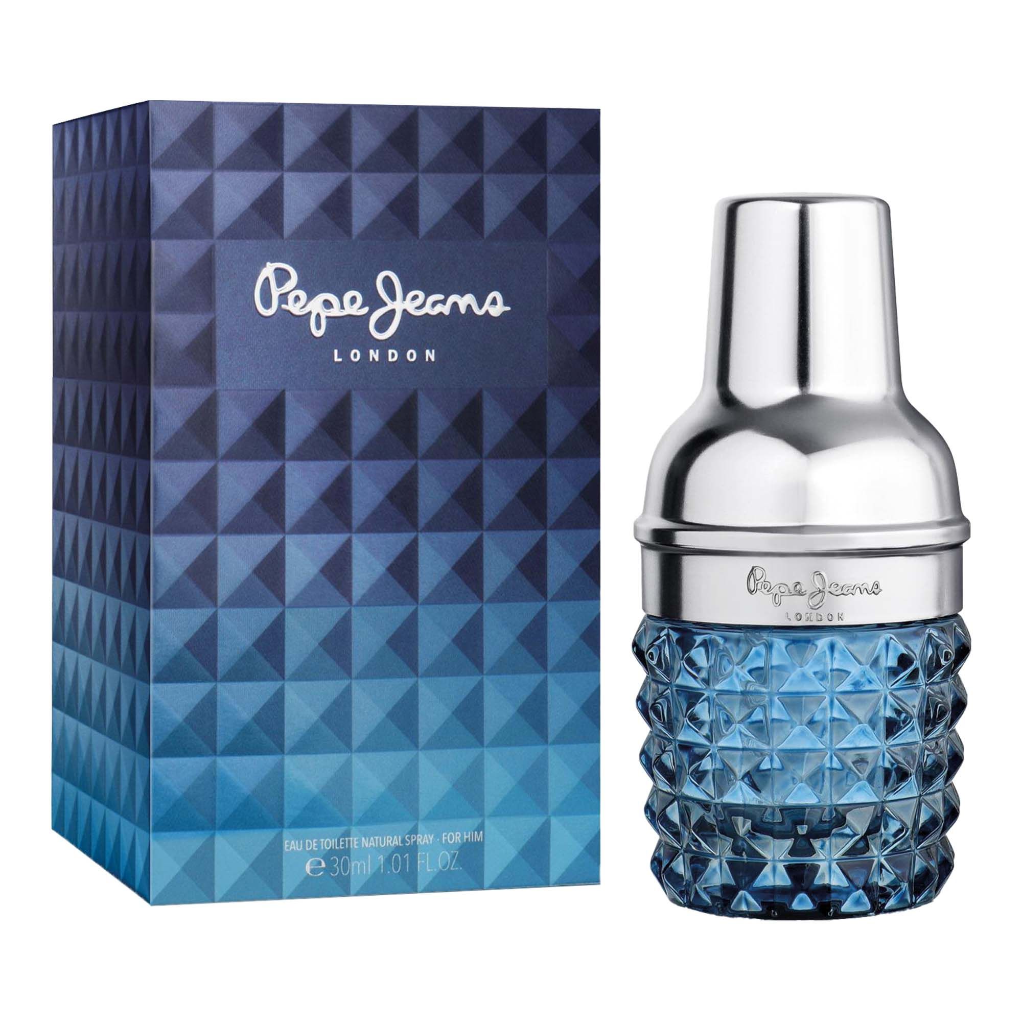 Flacone di profumo e scatola. Il flacone è blu e argento, la scatola blu con il logo "Pepe Jeans London".