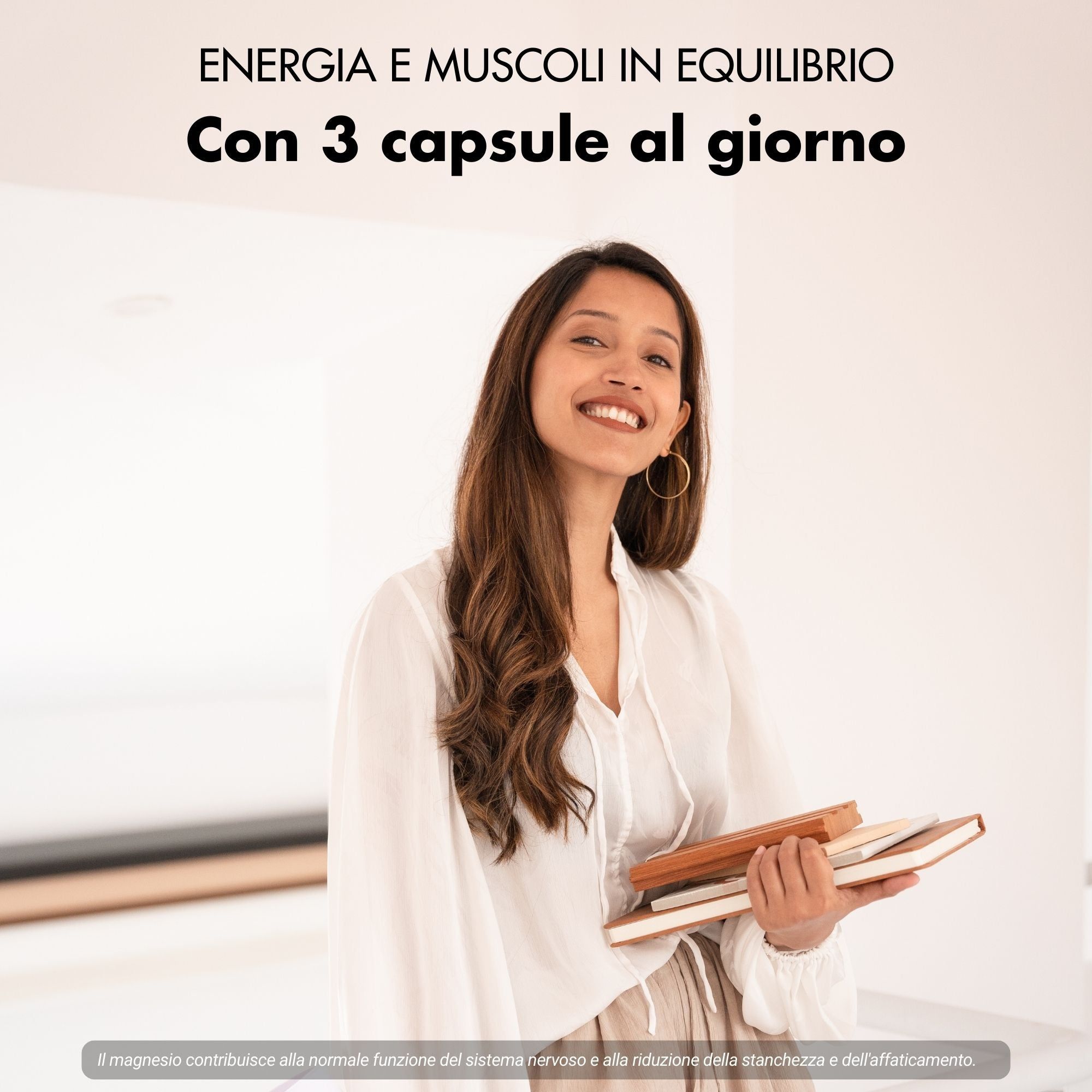 Una donna sorridente tiene dei libri. Testo: Energia e muscoli in equilibrio. Con 3 capsule al giorno.
