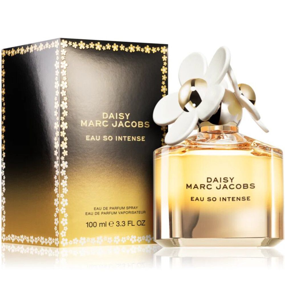 Flacone di profumo e scatola. Flacone con fiore bianco. Scritta: Daisy Marc Jacobs Eau So Intense. Scatola con motivo floreale.
