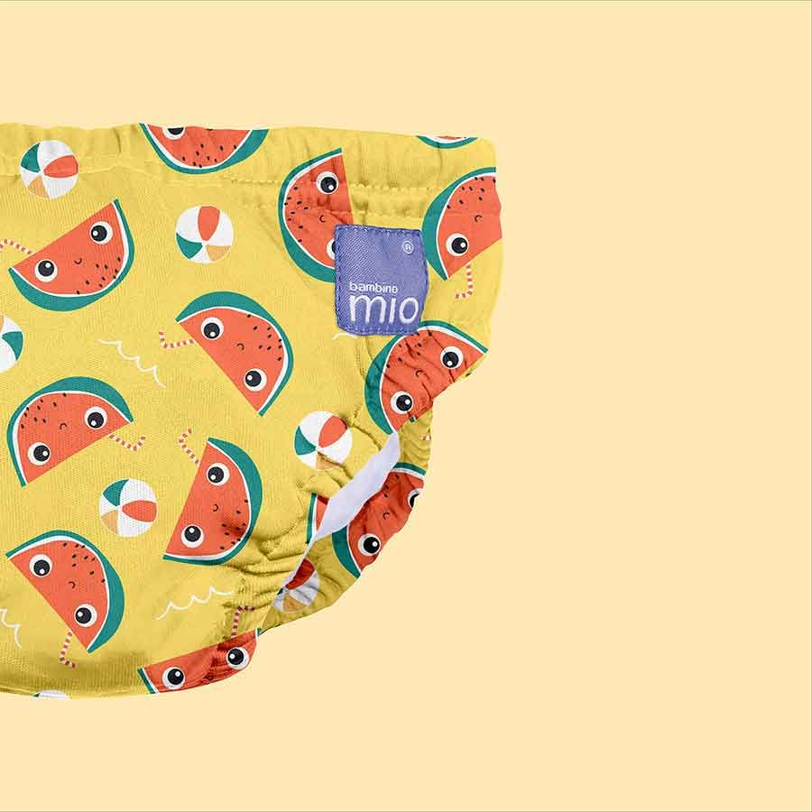 Dettaglio del costumino giallo con stampa anguria. Logo Bambino Mio.