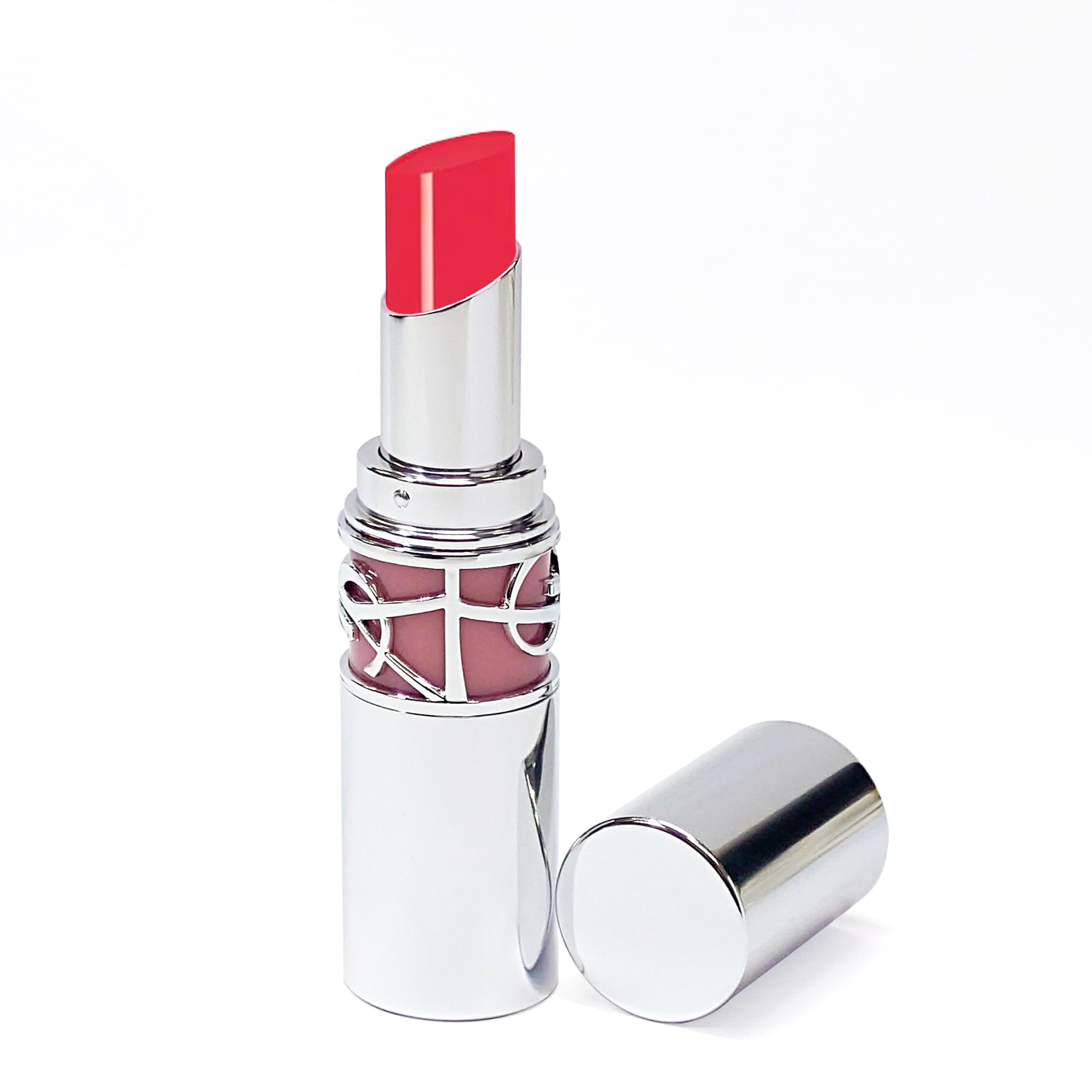 Rossetto rosso in astuccio argento, cappuccio accanto. Nome del prodotto e marchio non visibili.