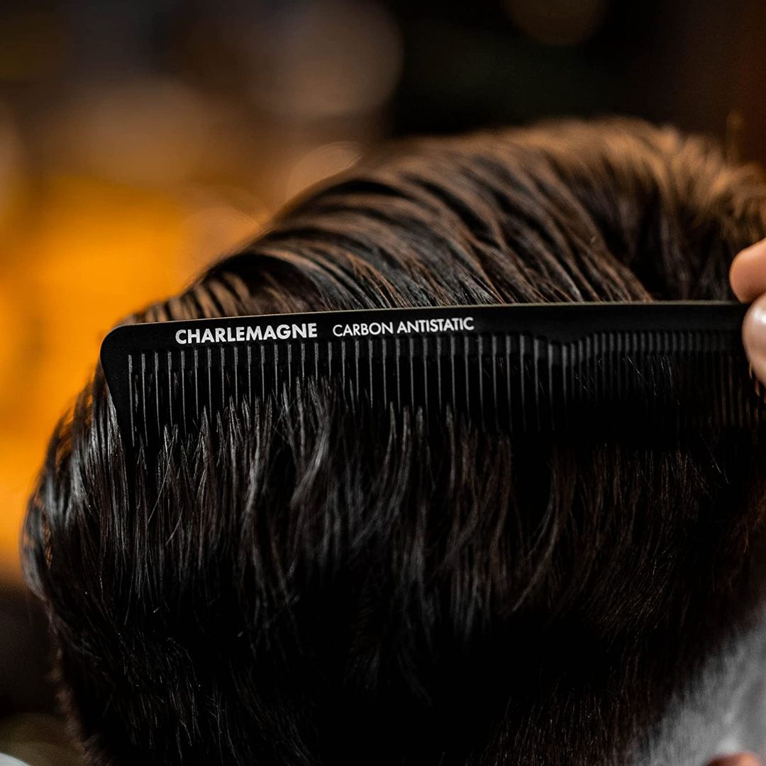 Scatola aperta di cera per baffi CHARLEMAGNE, etichetta "MOUSTACHE WAX".