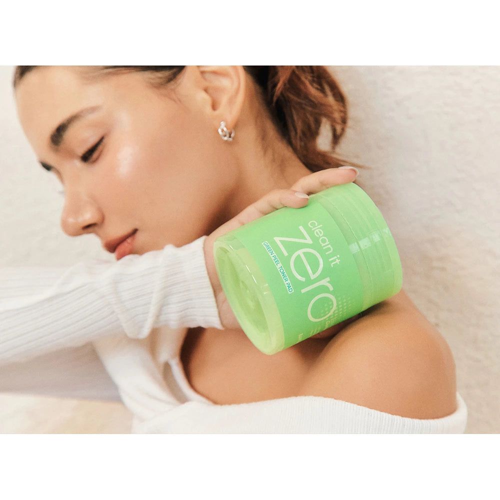 Donna che tiene un barattolo verde. Scritta: clean it zero. Donna con gli occhi chiusi.