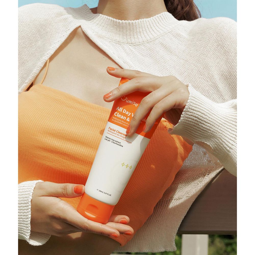 Persona che tiene un tubetto. Scritta: All Day Vitamin Clean & Mild. Detergente viso.