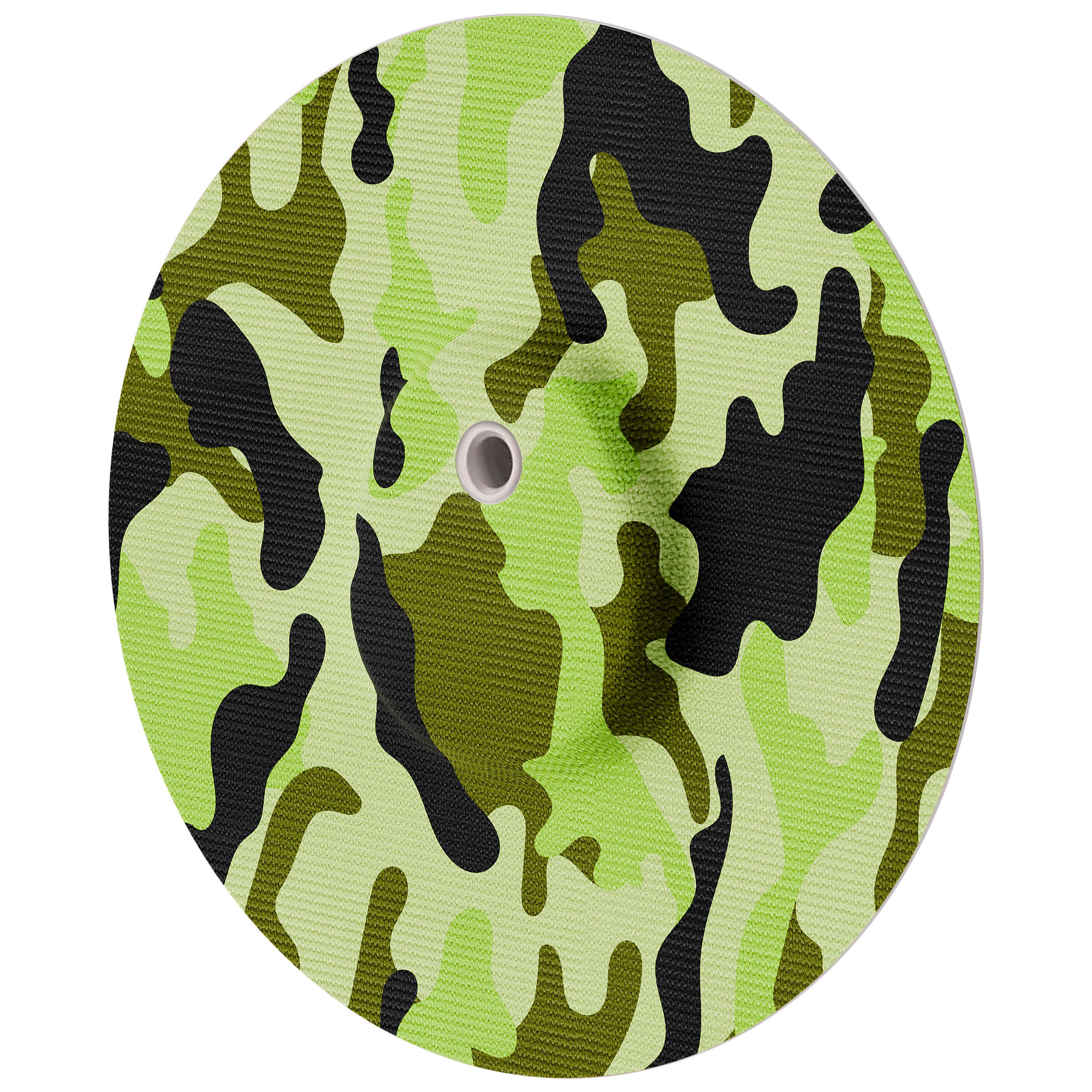 Adesivo rotondo con motivo mimetico verde e nero. Un foro al centro.