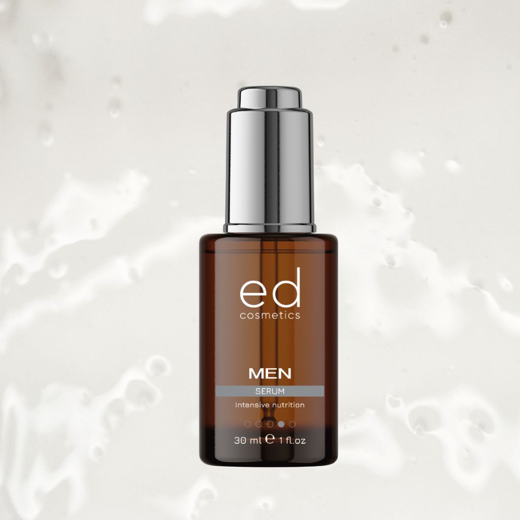 Flacone di vetro marrone con tappo argentato. Testo: "ed cosmetics MEN Serum". Sfondo con liquido.