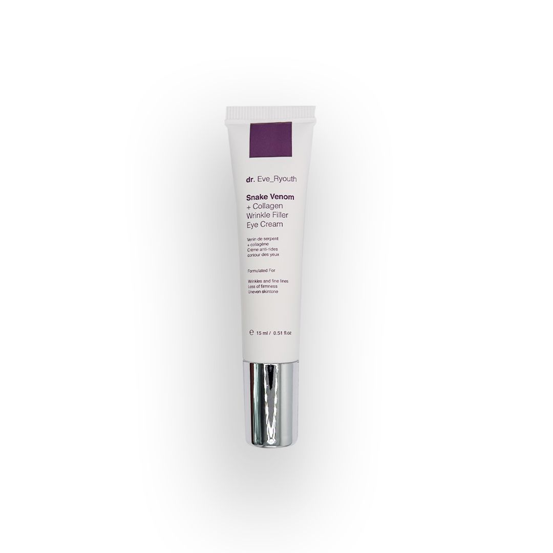 Tubo di crema per occhi con tappo argentato. Tubo bianco con dettagli viola e informazioni sul prodotto. Su sfondo bianco.