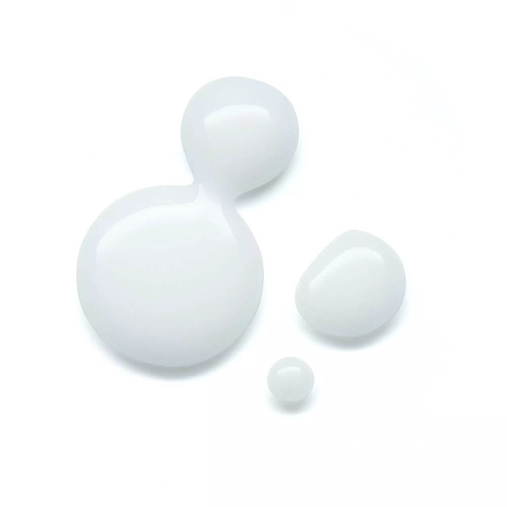Tre gocce di liquido bianco su sfondo bianco. Forme rotonde e ovali.