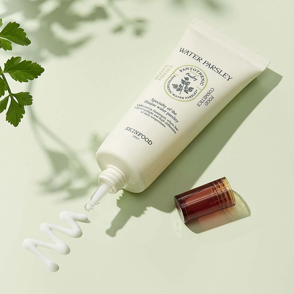 Tubo crema aperto con prodotto. Testo: WATER PARSLEY, SKINFOOD. Tappo marrone accanto.