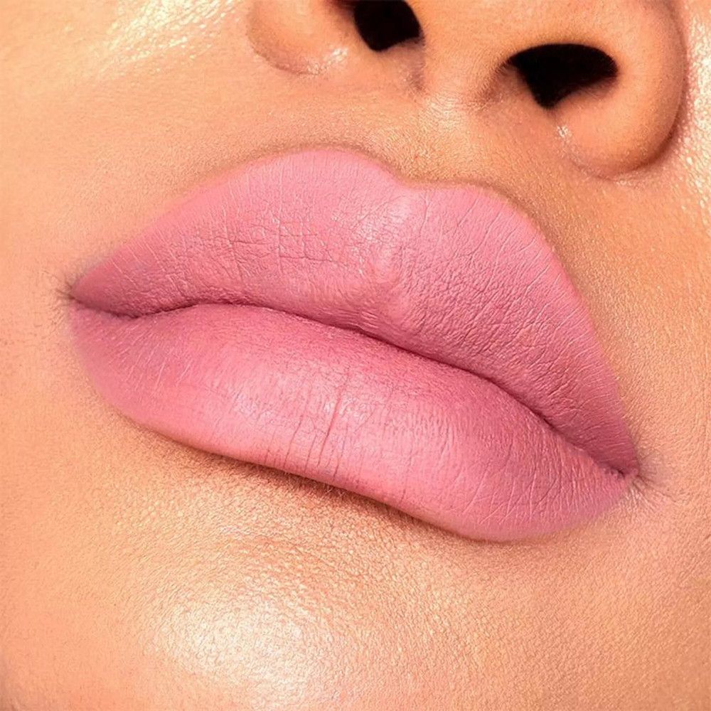 Primo piano di labbra con rossetto rosa. Superficie liscia e opaca.