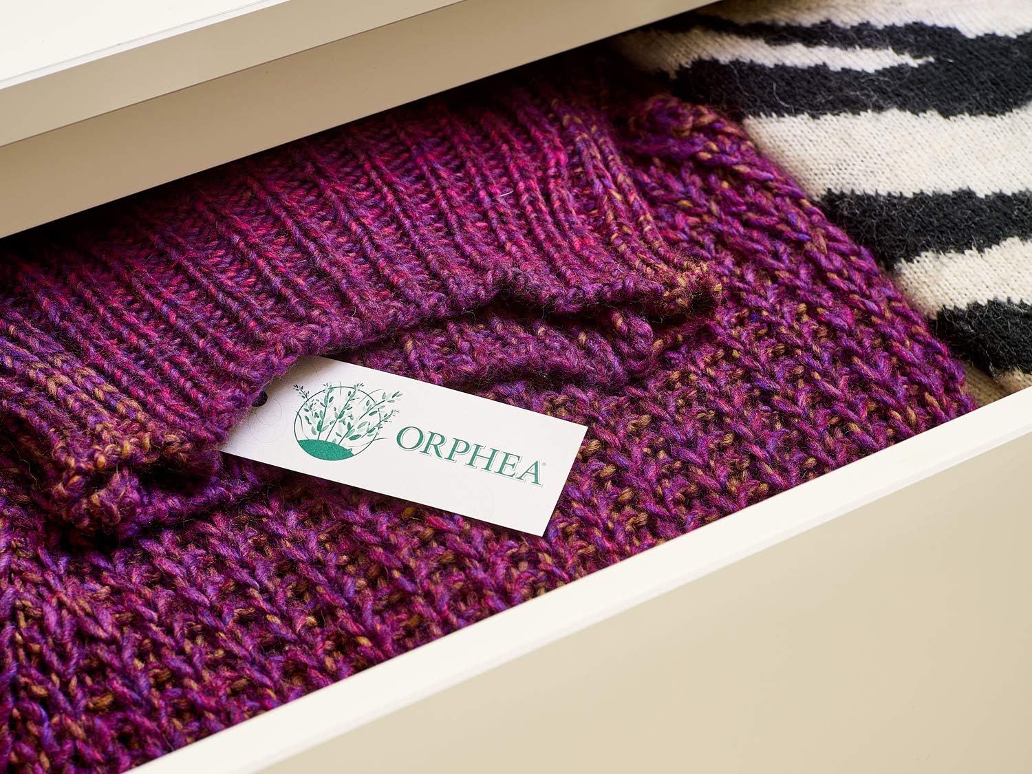 Etichetta ORPHEA su maglione viola in un cassetto.