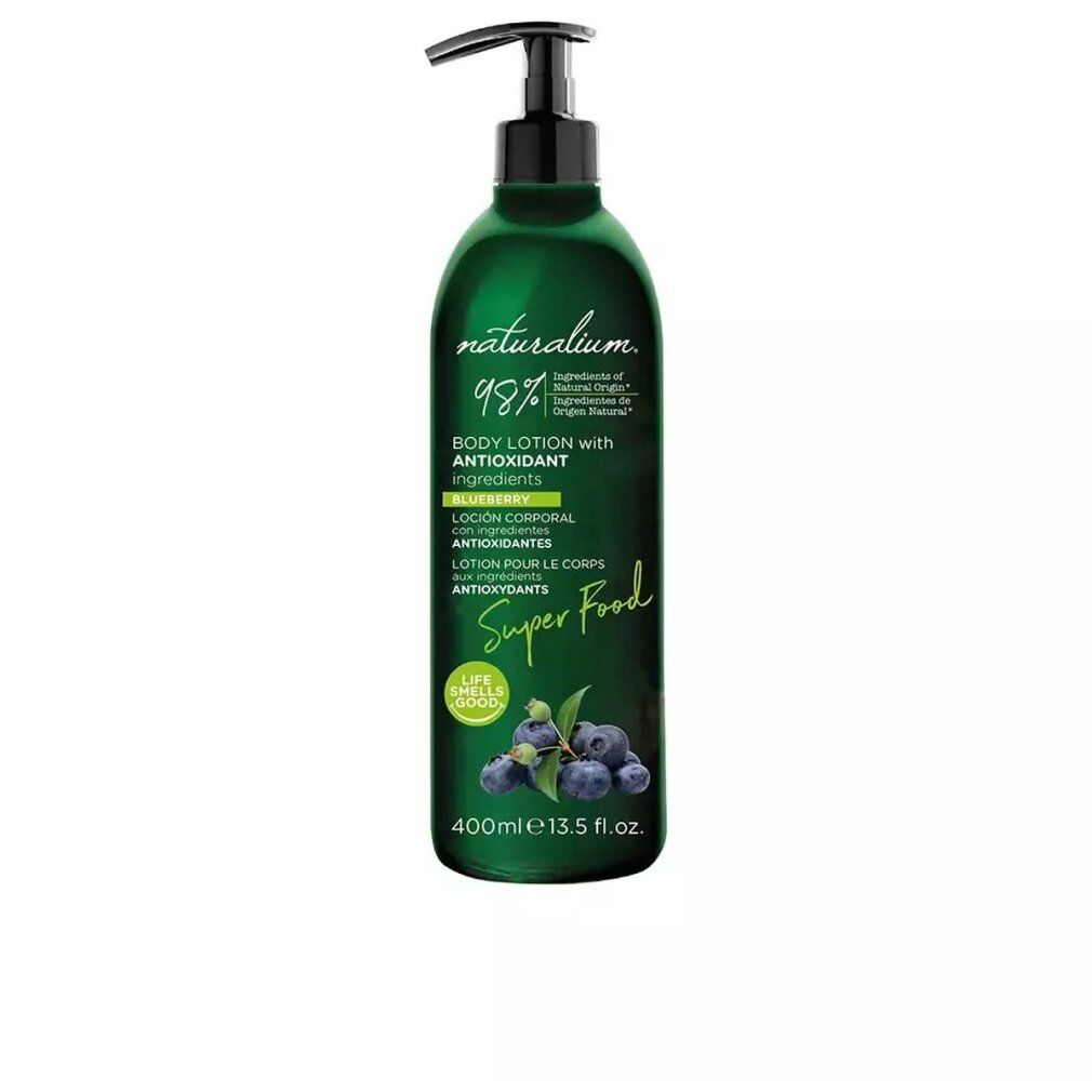 Flacone verde con dosatore. Scritta Naturalium, Super Food, 400ml. Contiene mirtilli. Testo: Body Lotion with Antioxidant Ingredients.