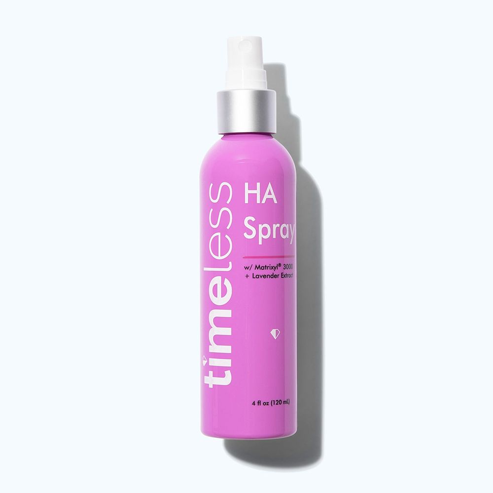 Flacone spray rosa con scritte bianche: timeless, HA Spray, Matrixyl 3000, Estratto di lavanda. Erogatore argento.
