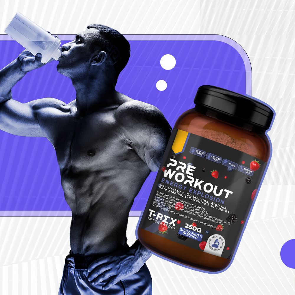 Uomo che beve da una bottiglia. Accanto, un barattolo marrone con coperchio nero. Scritta: PRE WORKOUT ENERGY EXPLOSION, 250g, frutti di bosco.